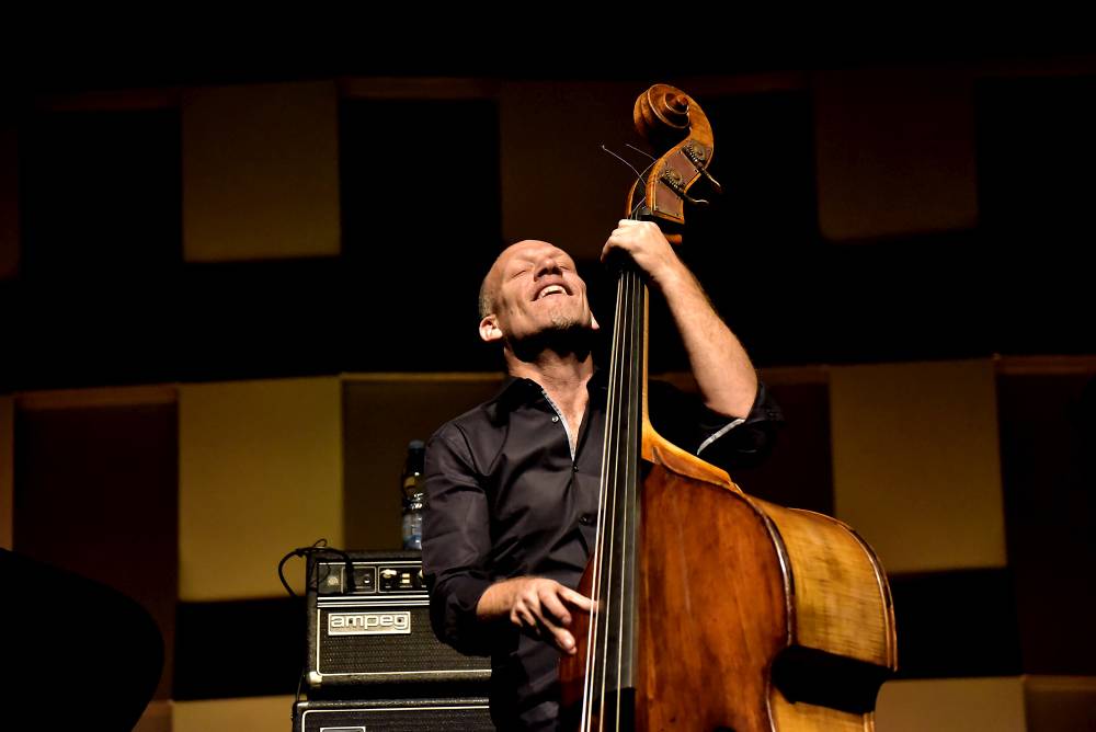 Izraelský kontrabasista Avishai Cohen zvedl ze židlí Forum Karlín