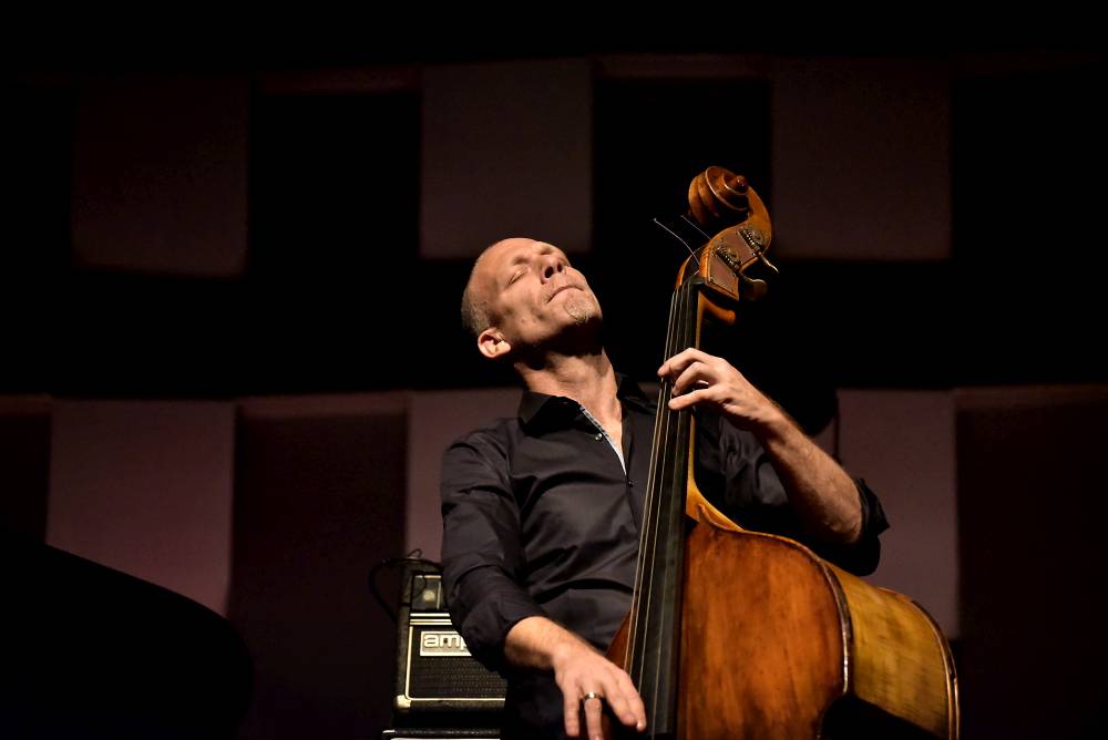 Izraelský kontrabasista Avishai Cohen zvedl ze židlí Forum Karlín