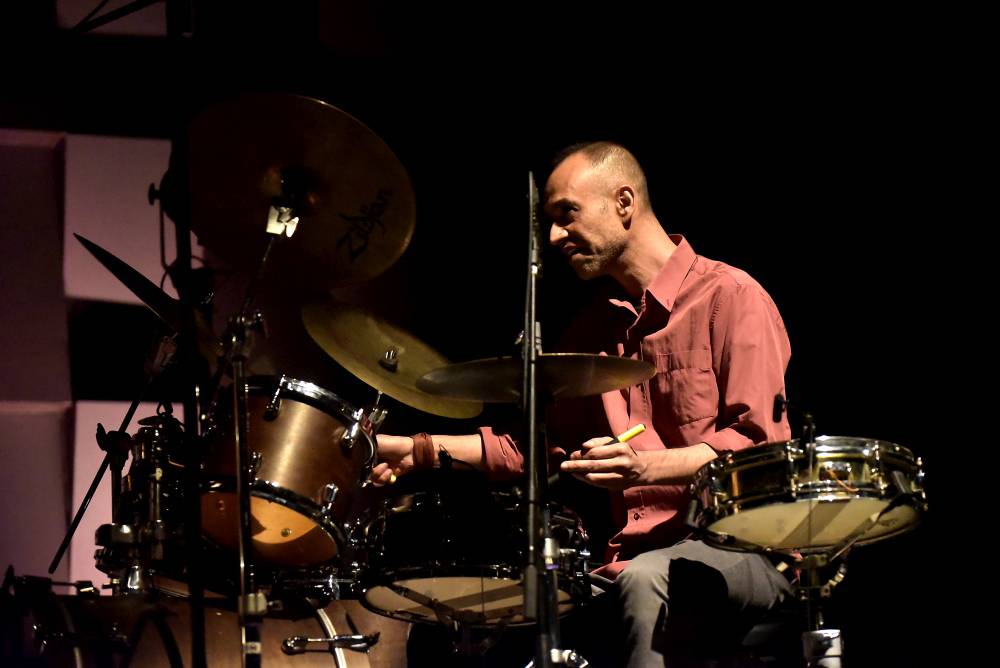 Izraelský kontrabasista Avishai Cohen zvedl ze židlí Forum Karlín