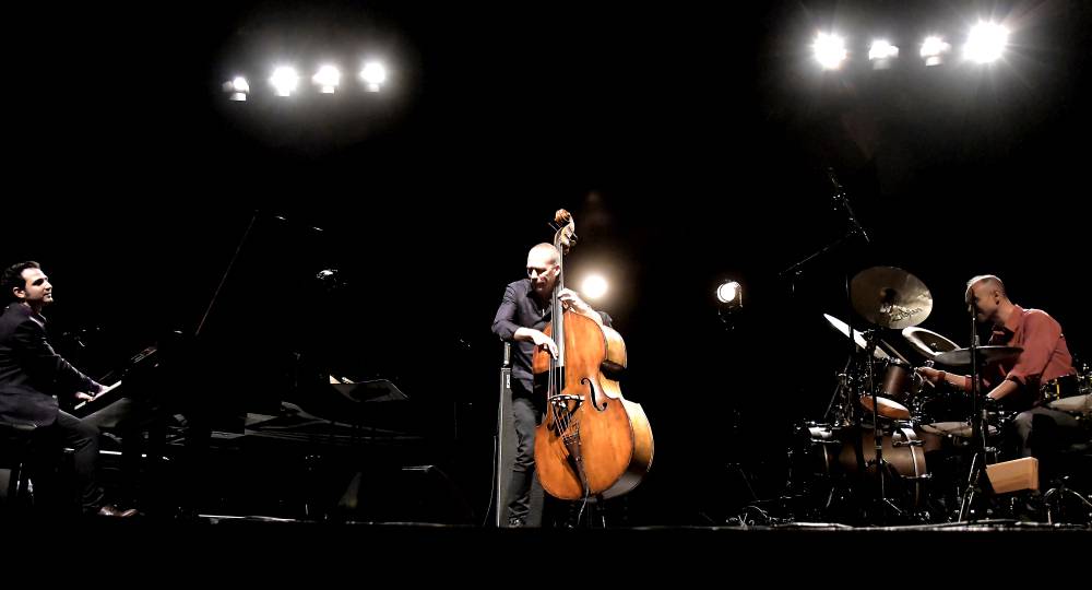 Izraelský kontrabasista Avishai Cohen zvedl ze židlí Forum Karlín