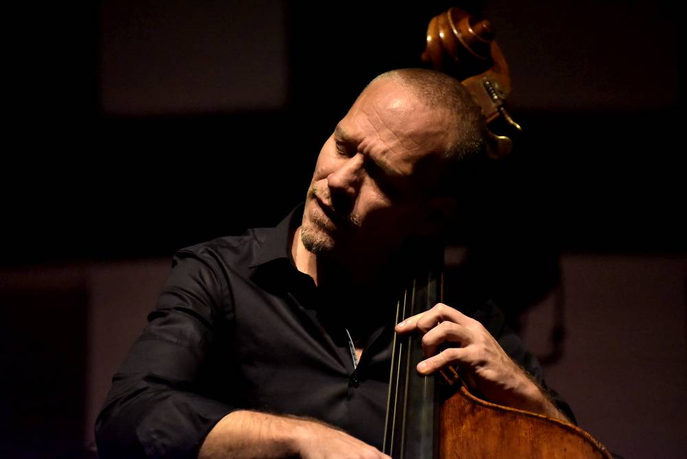 Izraelský kontrabasista Avishai Cohen zvedl ze židlí Forum Karlín