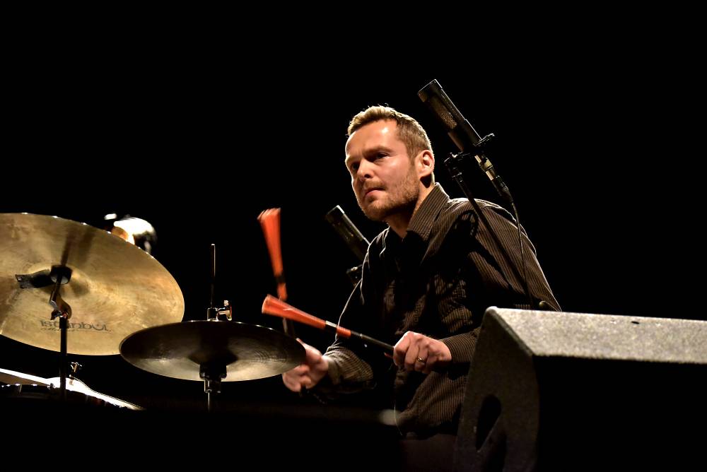 Izraelský kontrabasista Avishai Cohen zvedl ze židlí Forum Karlín