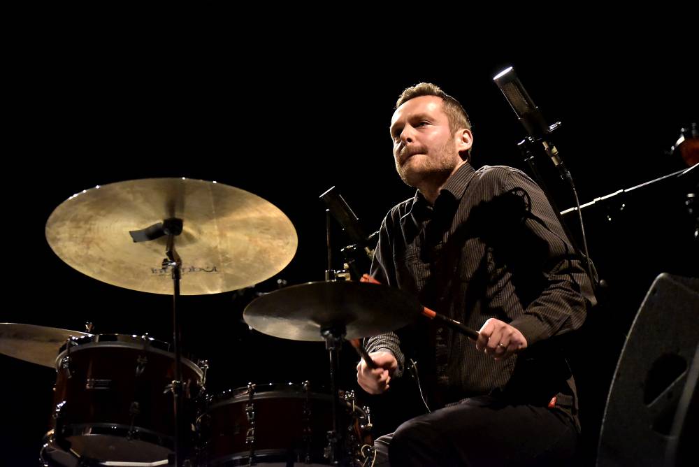 Izraelský kontrabasista Avishai Cohen zvedl ze židlí Forum Karlín