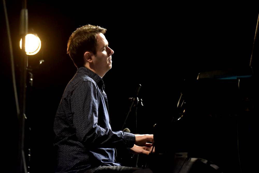 Izraelský kontrabasista Avishai Cohen zvedl ze židlí Forum Karlín