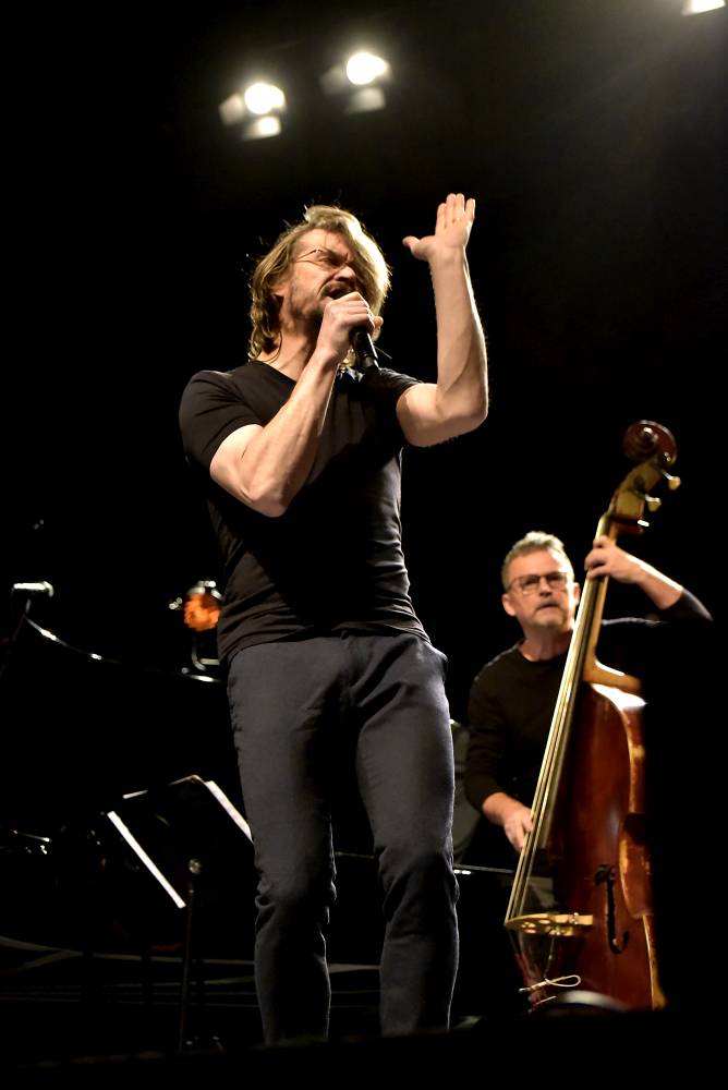 Izraelský kontrabasista Avishai Cohen zvedl ze židlí Forum Karlín