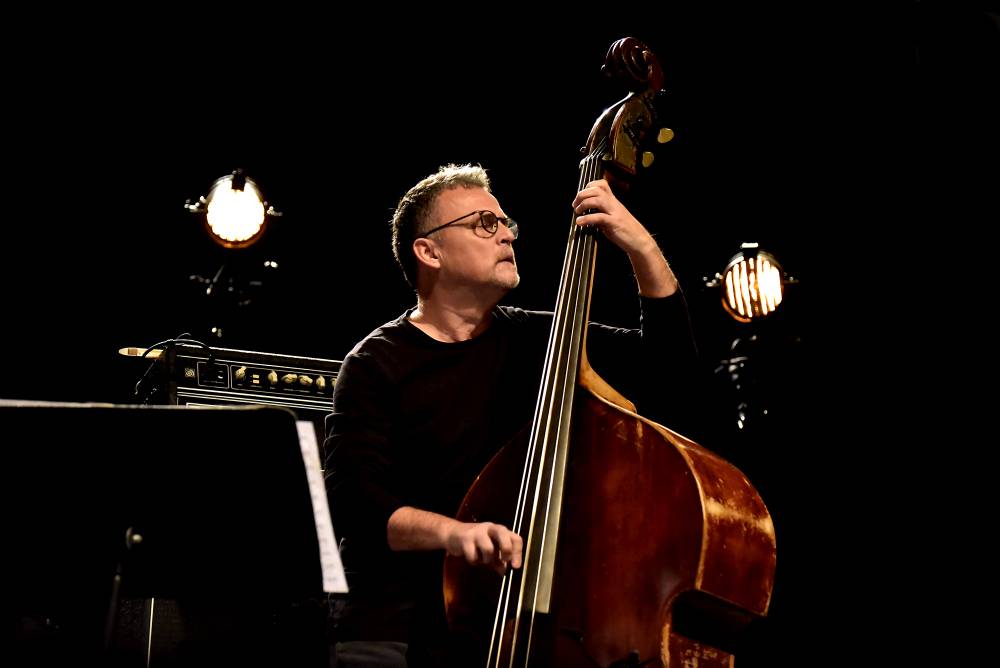 Izraelský kontrabasista Avishai Cohen zvedl ze židlí Forum Karlín