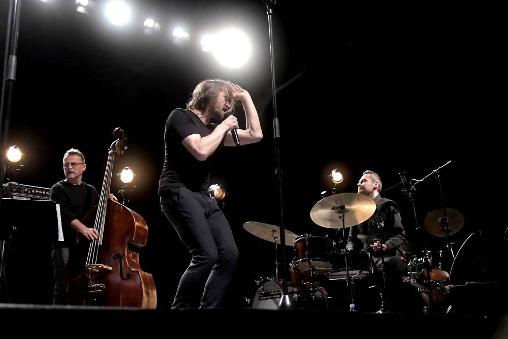 Izraelský kontrabasista Avishai Cohen zvedl ze židlí Forum Karlín