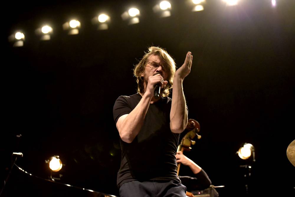 Izraelský kontrabasista Avishai Cohen zvedl ze židlí Forum Karlín