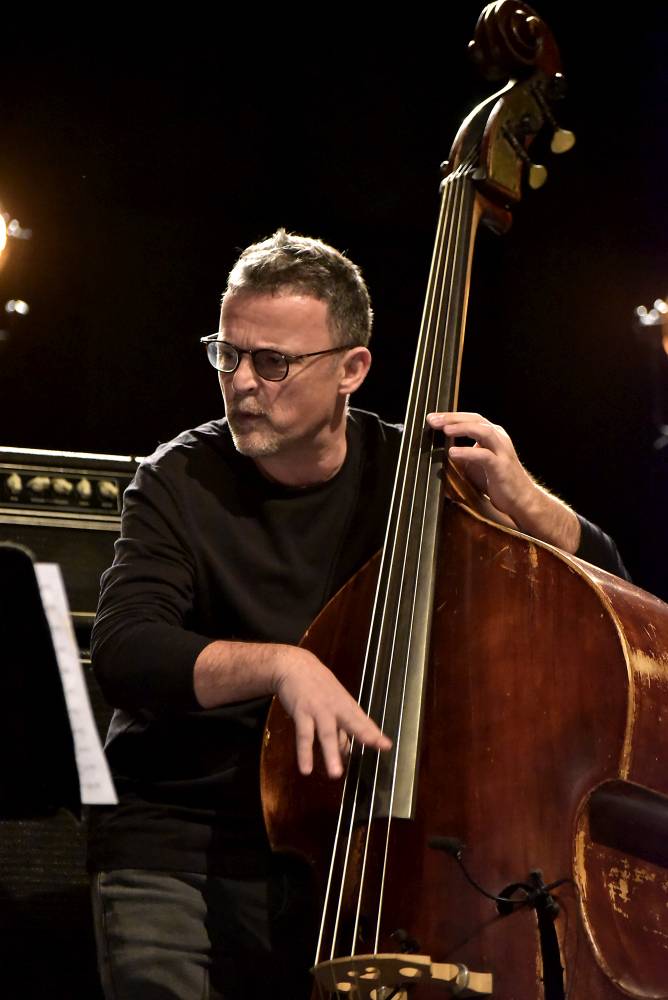 Izraelský kontrabasista Avishai Cohen zvedl ze židlí Forum Karlín