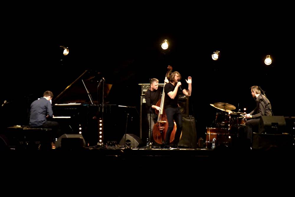 Izraelský kontrabasista Avishai Cohen zvedl ze židlí Forum Karlín