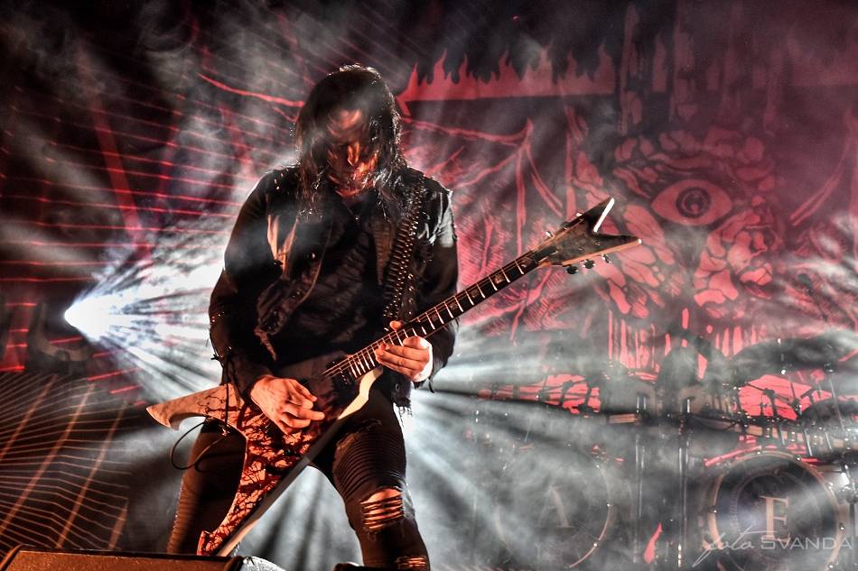 Arch Enemy a jejich hosté svojí deathmetalovou náloží narušili statiku Fóra Karlín