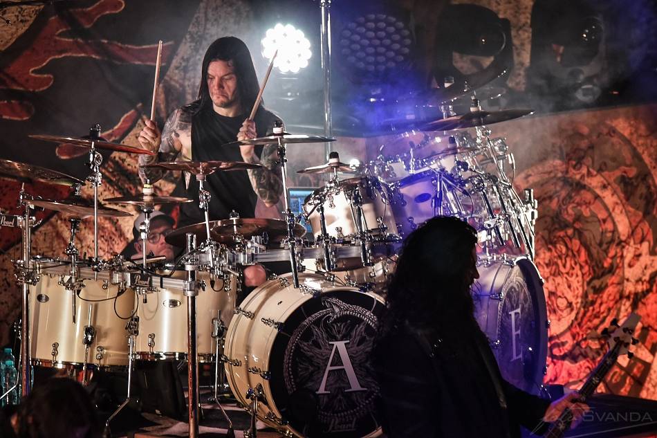 Arch Enemy a jejich hosté svojí deathmetalovou náloží narušili statiku Fóra Karlín