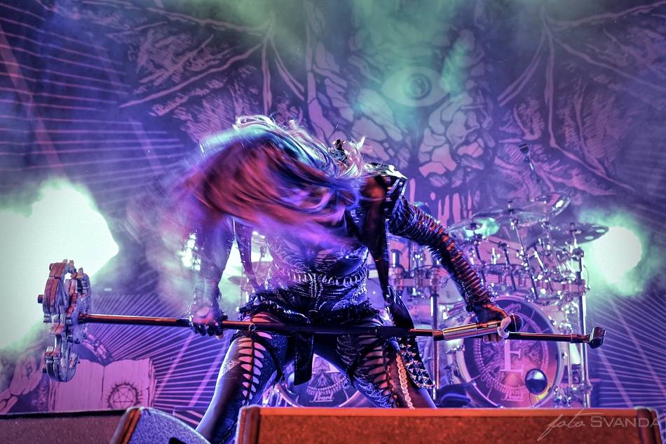Arch Enemy a jejich hosté svojí deathmetalovou náloží narušili statiku Fóra Karlín