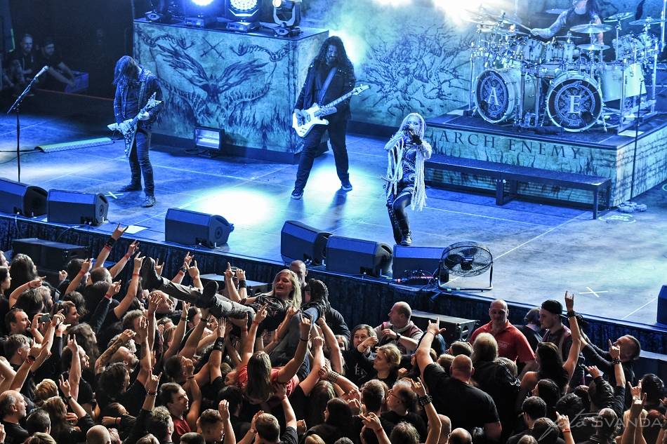 Arch Enemy a jejich hosté svojí deathmetalovou náloží narušili statiku Fóra Karlín