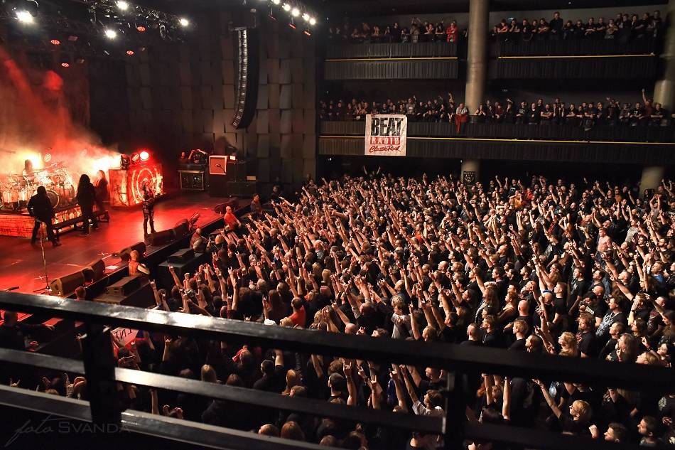 Arch Enemy a jejich hosté svojí deathmetalovou náloží narušili statiku Fóra Karlín