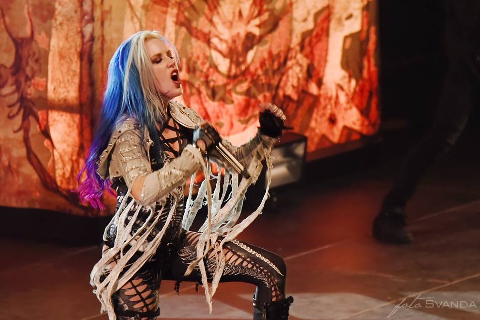 Arch Enemy a jejich hosté svojí deathmetalovou náloží narušili statiku Fóra Karlín