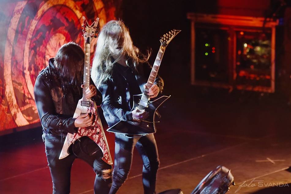 Arch Enemy a jejich hosté svojí deathmetalovou náloží narušili statiku Fóra Karlín