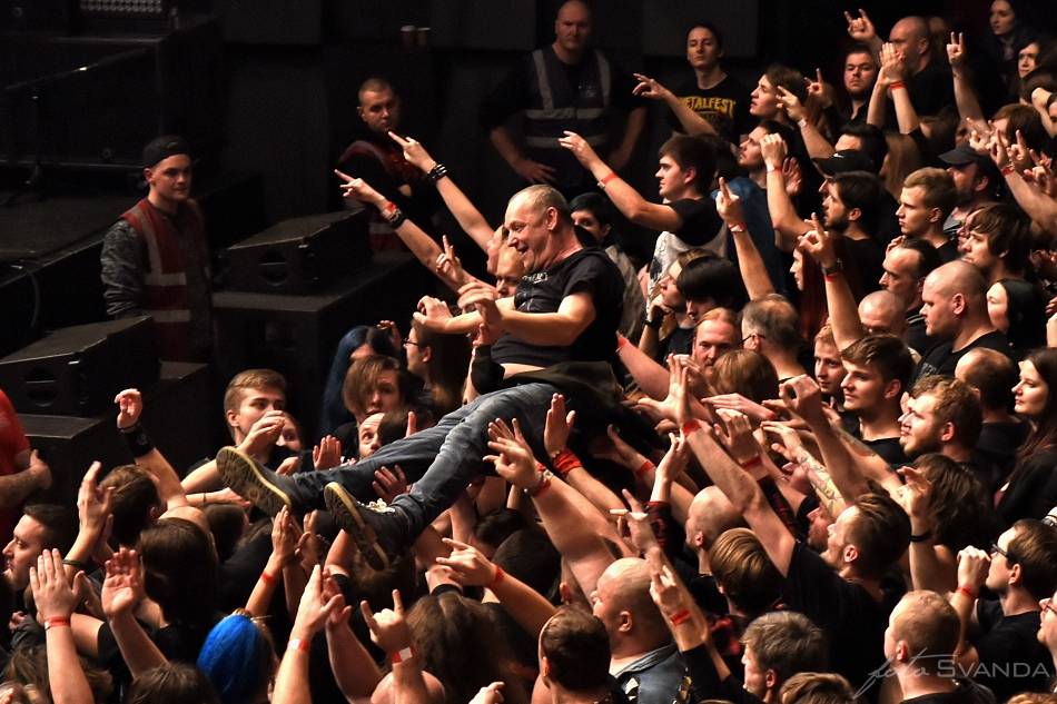 Arch Enemy a jejich hosté svojí deathmetalovou náloží narušili statiku Fóra Karlín