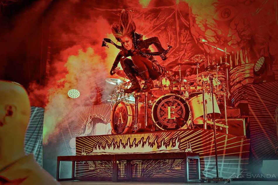 Arch Enemy a jejich hosté svojí deathmetalovou náloží narušili statiku Fóra Karlín