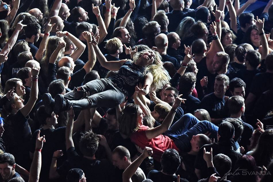 Arch Enemy a jejich hosté svojí deathmetalovou náloží narušili statiku Fóra Karlín