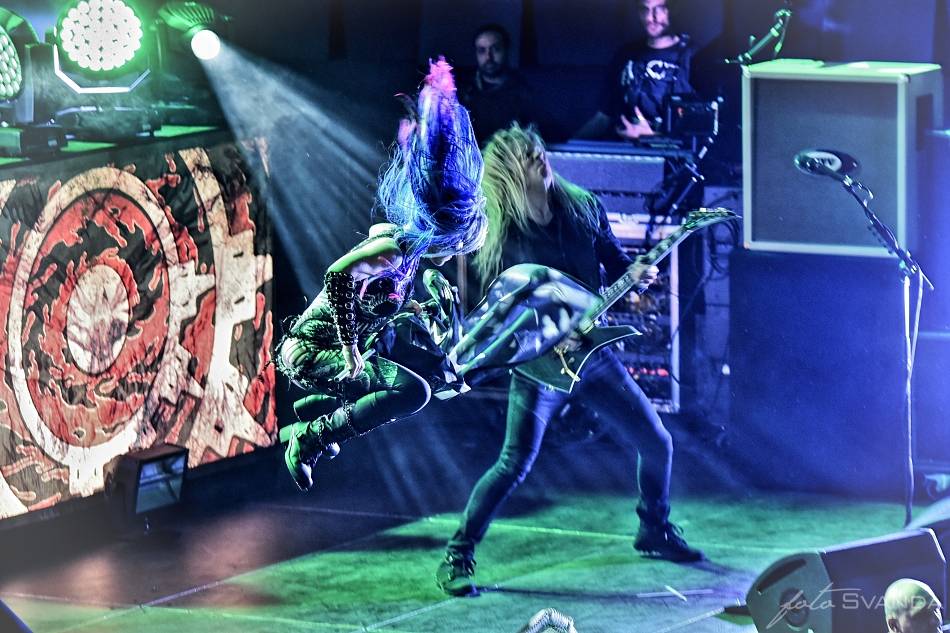 Arch Enemy a jejich hosté svojí deathmetalovou náloží narušili statiku Fóra Karlín