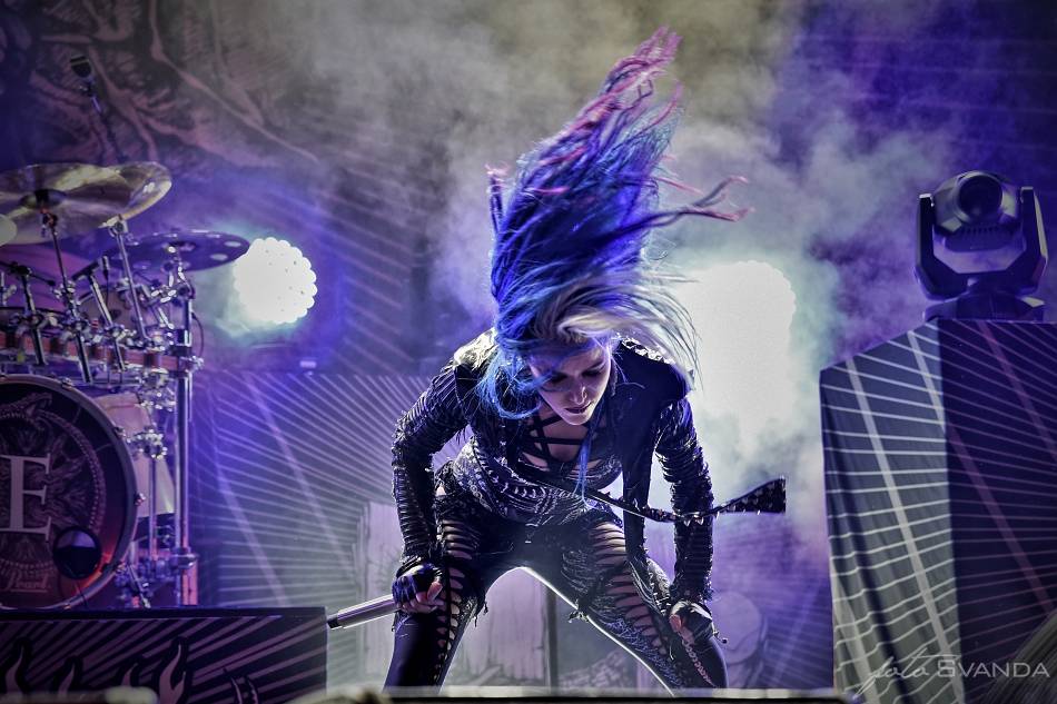 Arch Enemy a jejich hosté svojí deathmetalovou náloží narušili statiku Fóra Karlín