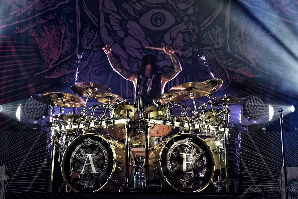 Arch Enemy a jejich hosté svojí deathmetalovou náloží narušili statiku Fóra Karlín