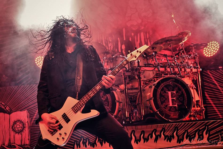 Arch Enemy a jejich hosté svojí deathmetalovou náloží narušili statiku Fóra Karlín