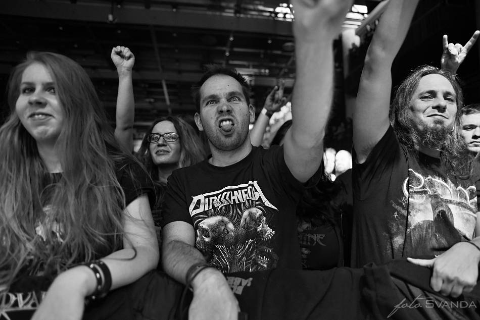 Arch Enemy a jejich hosté svojí deathmetalovou náloží narušili statiku Fóra Karlín