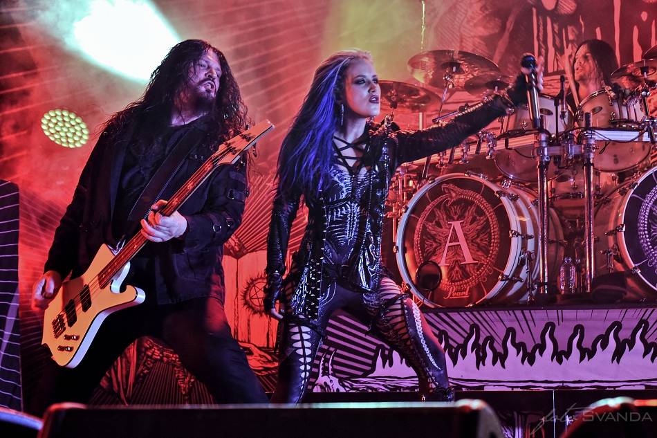 Arch Enemy a jejich hosté svojí deathmetalovou náloží narušili statiku Fóra Karlín