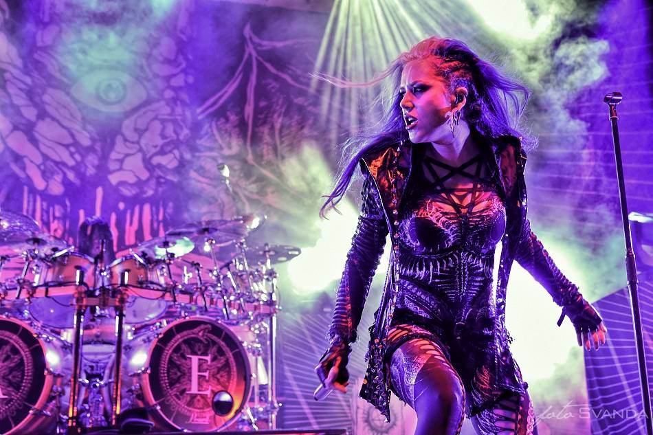 Arch Enemy a jejich hosté svojí deathmetalovou náloží narušili statiku Fóra Karlín