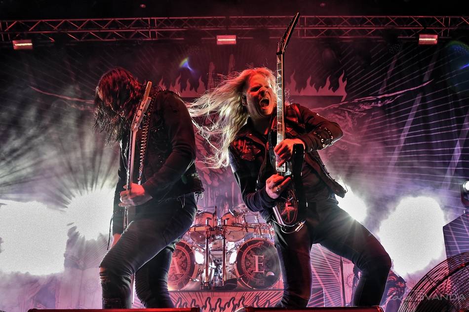 Arch Enemy a jejich hosté svojí deathmetalovou náloží narušili statiku Fóra Karlín