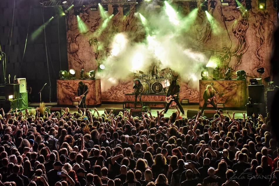 Arch Enemy a jejich hosté svojí deathmetalovou náloží narušili statiku Fóra Karlín