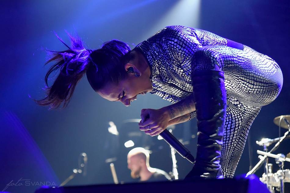 Arch Enemy a jejich hosté svojí deathmetalovou náloží narušili statiku Fóra Karlín