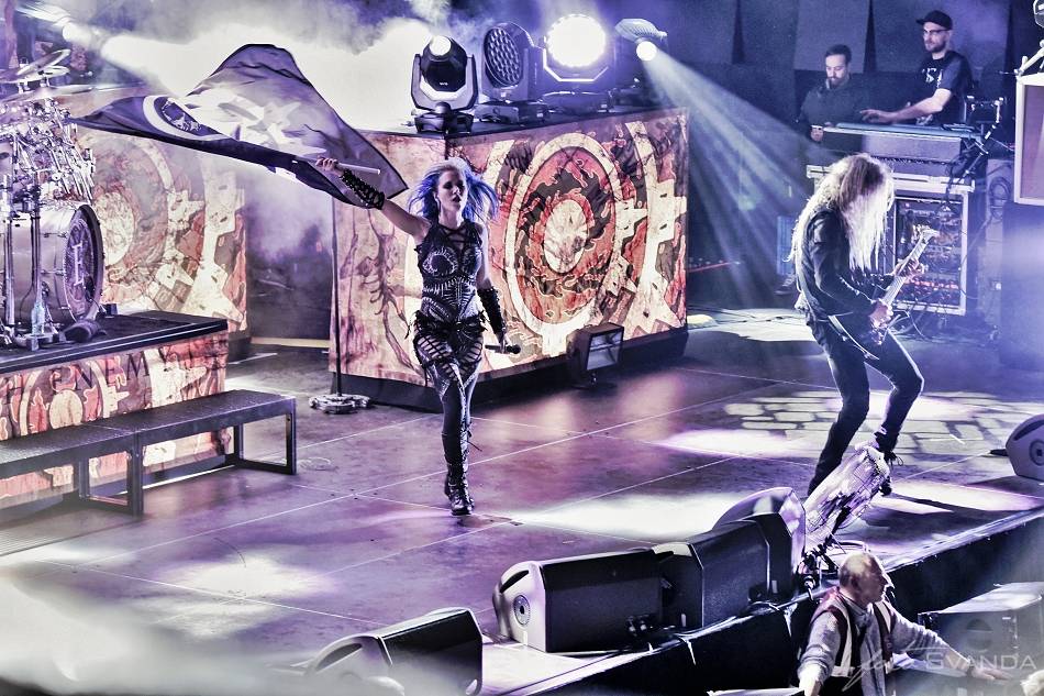 Arch Enemy a jejich hosté svojí deathmetalovou náloží narušili statiku Fóra Karlín