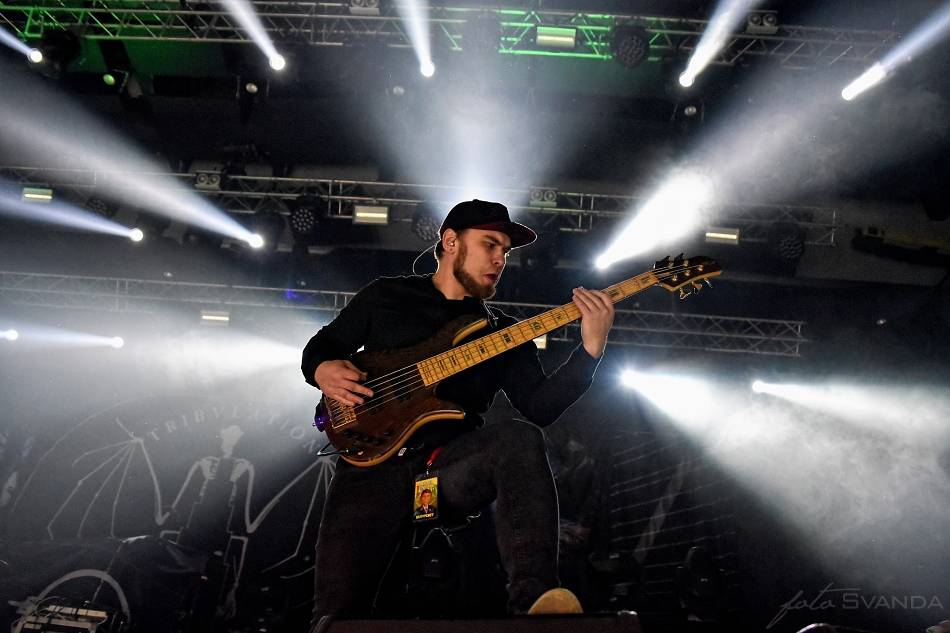 Arch Enemy a jejich hosté svojí deathmetalovou náloží narušili statiku Fóra Karlín