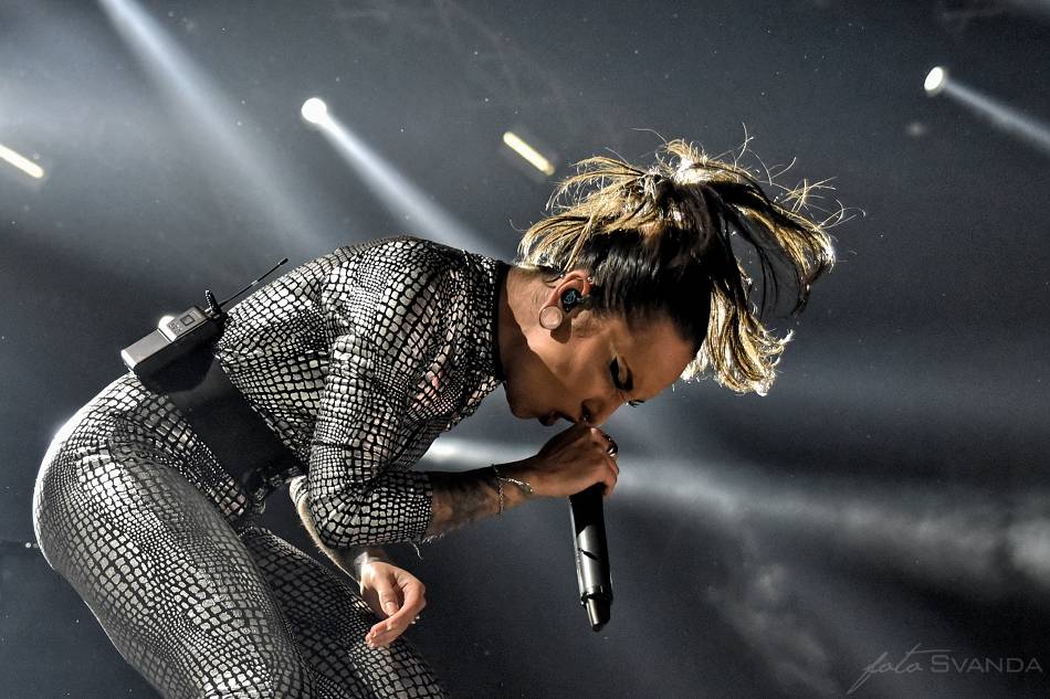 Arch Enemy a jejich hosté svojí deathmetalovou náloží narušili statiku Fóra Karlín