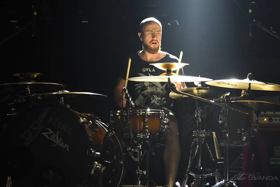 Arch Enemy a jejich hosté svojí deathmetalovou náloží narušili statiku Fóra Karlín