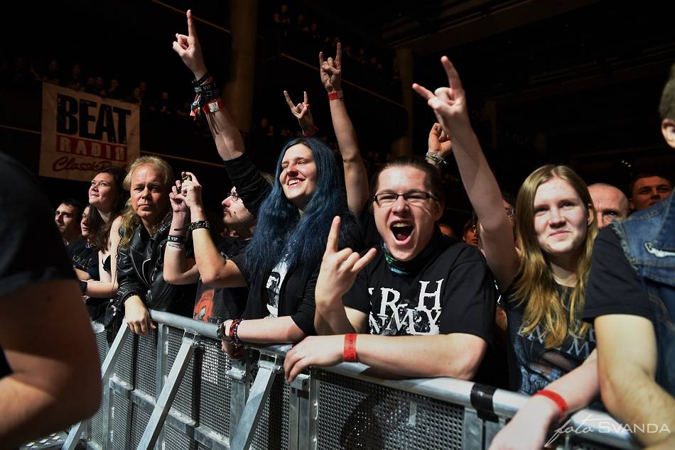 Arch Enemy a jejich hosté svojí deathmetalovou náloží narušili statiku Fóra Karlín