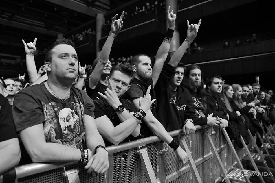 Arch Enemy a jejich hosté svojí deathmetalovou náloží narušili statiku Fóra Karlín