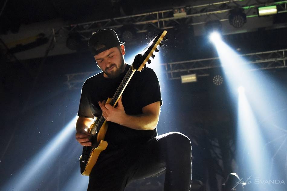 Arch Enemy a jejich hosté svojí deathmetalovou náloží narušili statiku Fóra Karlín