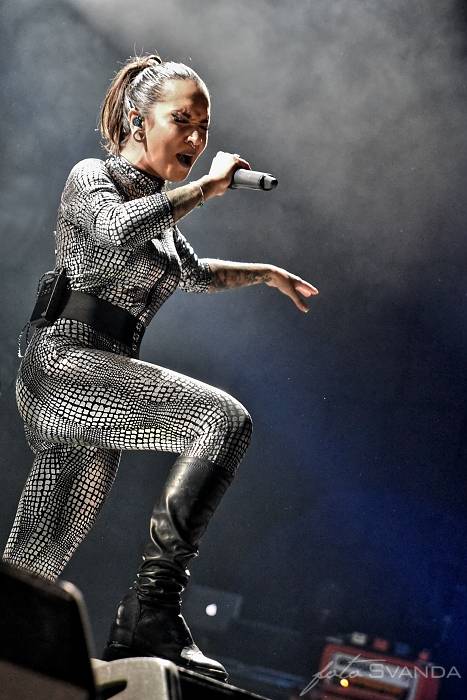 Arch Enemy a jejich hosté svojí deathmetalovou náloží narušili statiku Fóra Karlín