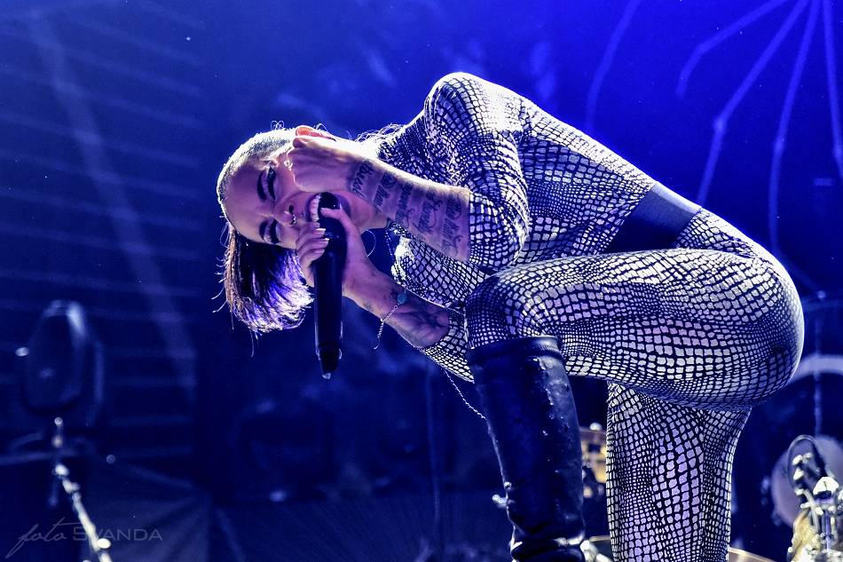 Arch Enemy a jejich hosté svojí deathmetalovou náloží narušili statiku Fóra Karlín