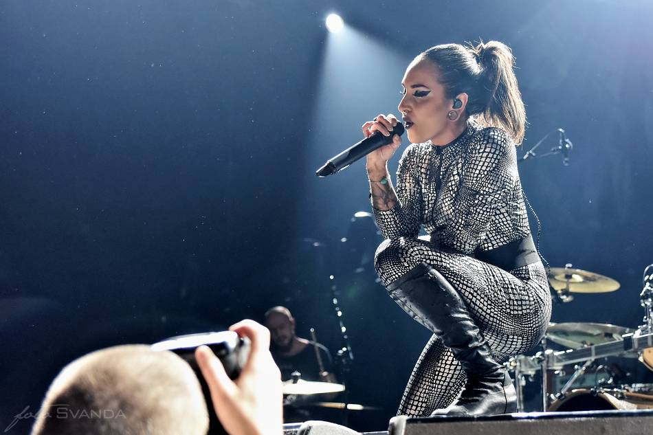 Arch Enemy a jejich hosté svojí deathmetalovou náloží narušili statiku Fóra Karlín