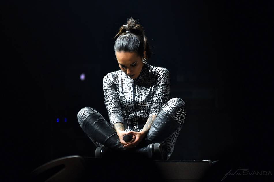 Arch Enemy a jejich hosté svojí deathmetalovou náloží narušili statiku Fóra Karlín