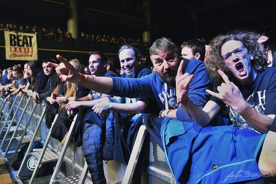 Arch Enemy a jejich hosté svojí deathmetalovou náloží narušili statiku Fóra Karlín