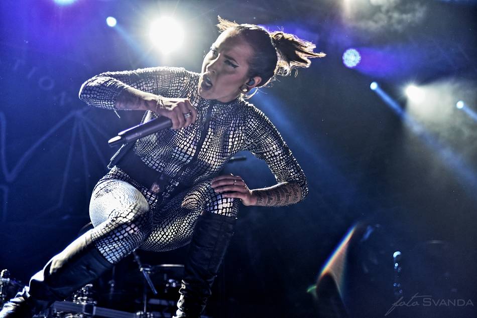 Arch Enemy a jejich hosté svojí deathmetalovou náloží narušili statiku Fóra Karlín