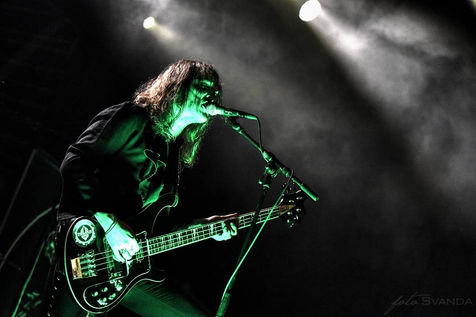 Arch Enemy a jejich hosté svojí deathmetalovou náloží narušili statiku Fóra Karlín