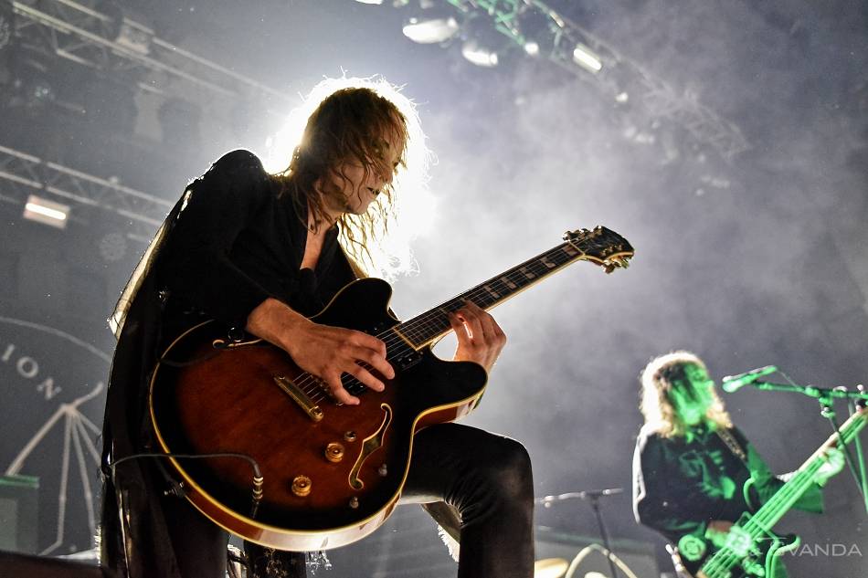 Arch Enemy a jejich hosté svojí deathmetalovou náloží narušili statiku Fóra Karlín