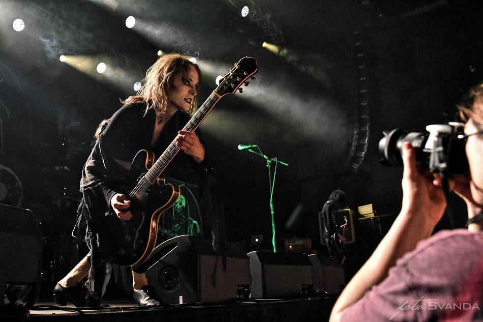 Arch Enemy a jejich hosté svojí deathmetalovou náloží narušili statiku Fóra Karlín